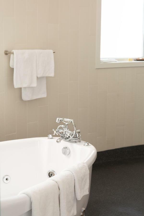 Watertorenhotel Nes Bagian luar foto